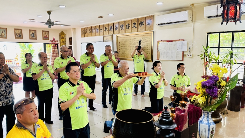 沙华堂龙舟赛圆满 吴添泉率众酬神