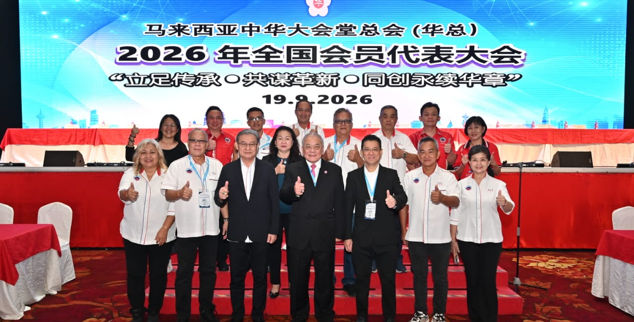 出席华总大会文化节 吴添泉率团赴马六甲