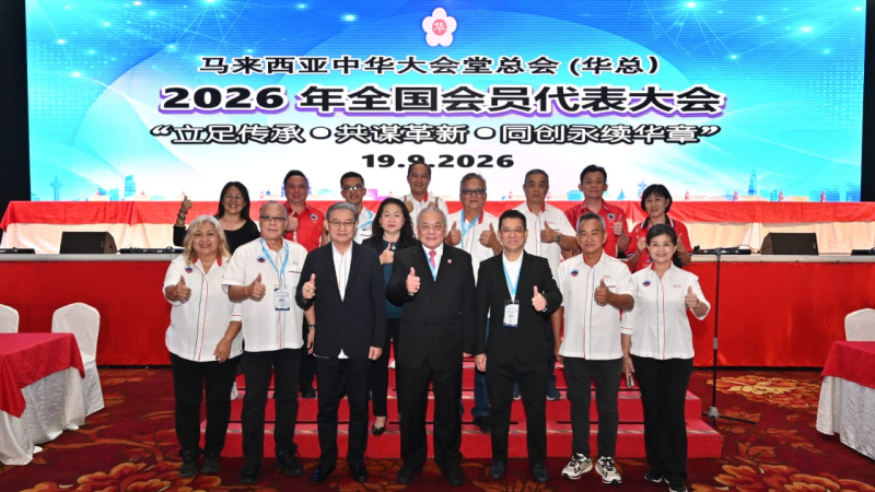 出席华总大会文化节 吴添泉率团赴马六甲